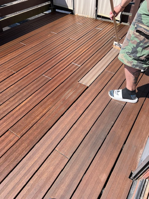 Das Ölen von Bambusdielen mit einem Flächenstreicher.