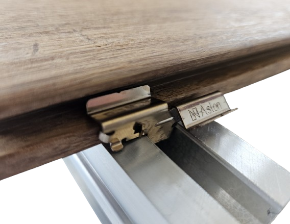 Hier sieht man schön wie der Closed Deck Montage Clip die ambooo terrasse mit der passenden Aluminium Unterkonstruktion verbindet.