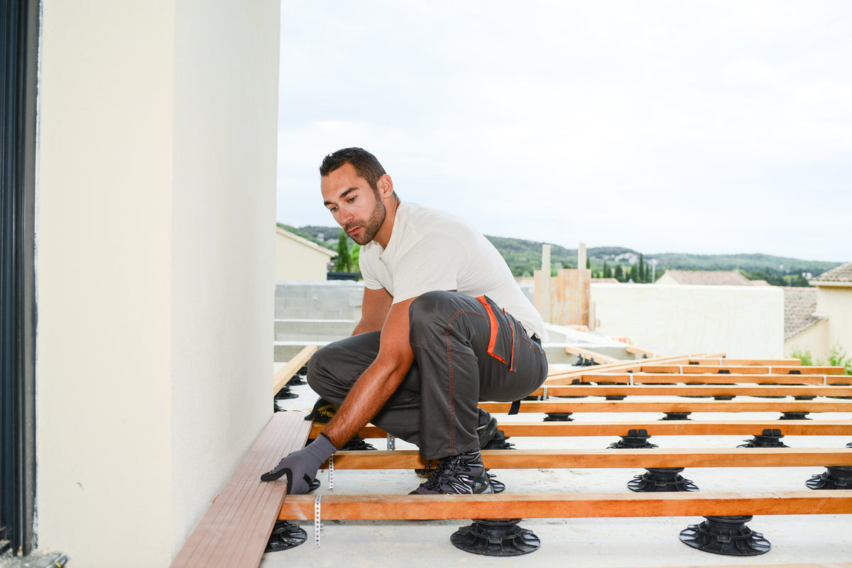 Die Verlegung von aMBooo Bambus Terrassendielen auf einer Unterkonstruktion ebenfalls aus Bambus zusammen mit Terrassenlagern.