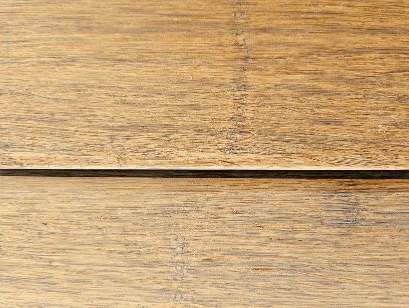 Das Closed Deck von AMBOOO in einer Nahaufnahme, keine sichtbaren Schrauben, keine durchscheinende Unterkonstruktion, keine störenden Details. Stattdessen: pures Design, das Ruhe ausstrahlt. 