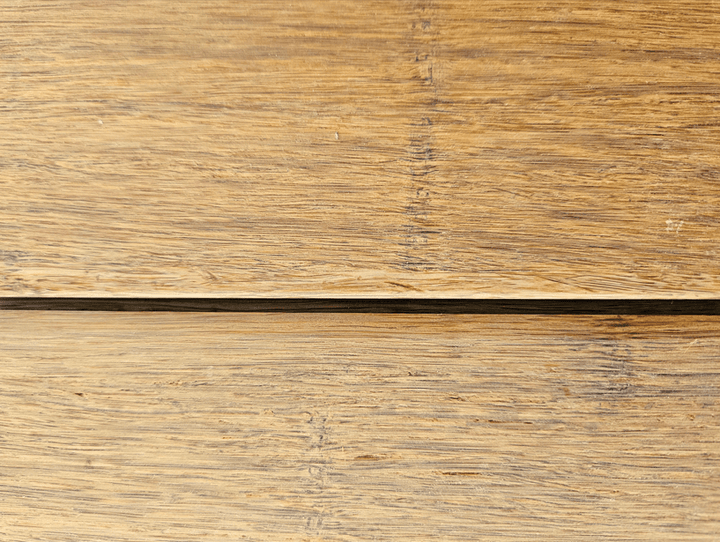 Das Closed Deck von AMBOOO in einer Nahaufnahme, keine sichtbaren Schrauben, keine durchscheinende Unterkonstruktion, keine störenden Details. Stattdessen: pures Design, das Ruhe ausstrahlt. 