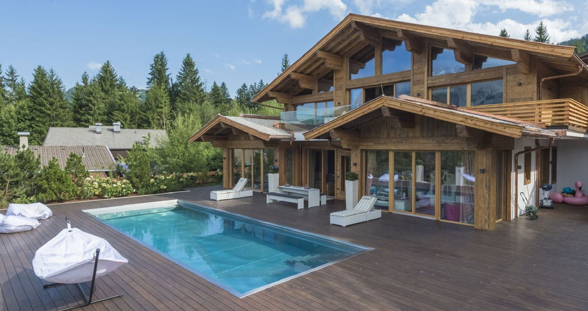 Die AMBOOO Terrassendielen Holguin verlegt bei einem Hotel in Österreich, mit Pool und Erholungsbereich.