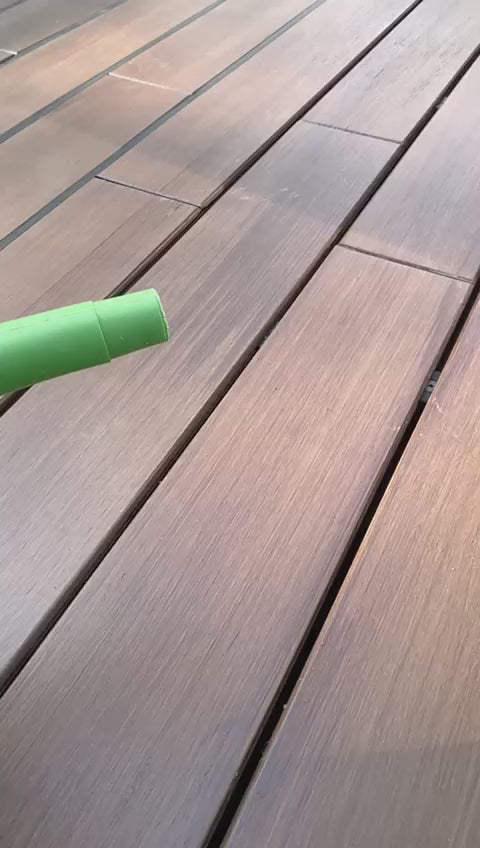 Wie Wasser auf der Oberfläche nach dem Ölen mit Bambus Pflegeöl abperlt.