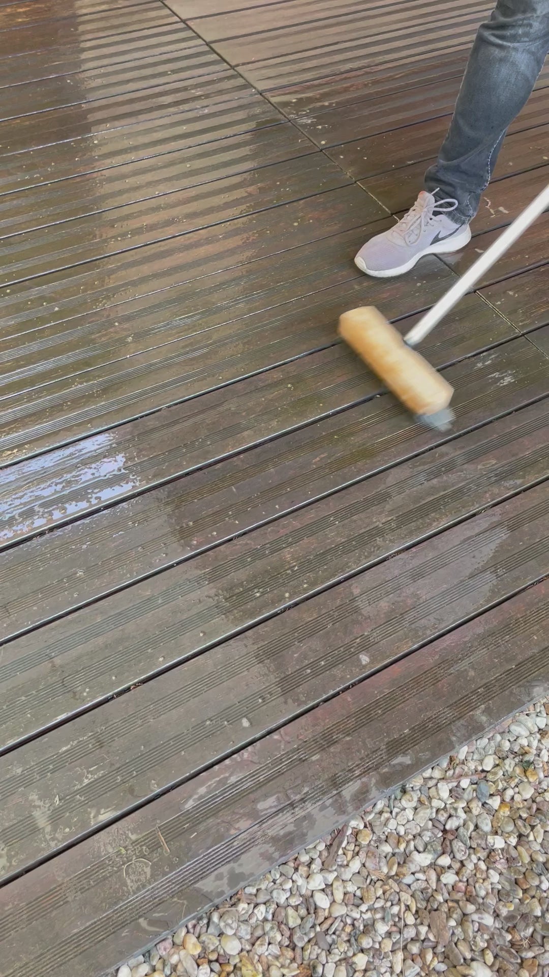 Die Verwendung des Carbid-Silizium-Besenkopf bei der Terrassenreinigung, mit Reinigungsbürste von ambooo.