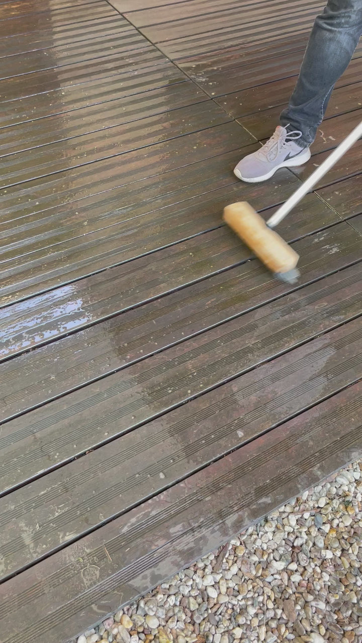 Die Verwendung des Carbid-Silizium-Besenkopf bei der Terrassenreinigung, mit Reinigungsbürste von ambooo.