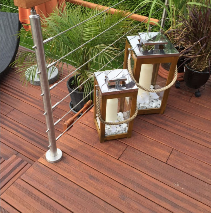 Moderne Dachterrasse mit Bambus-Terrassendielen in warmer Holzoptik und stilvoller Möblierung.